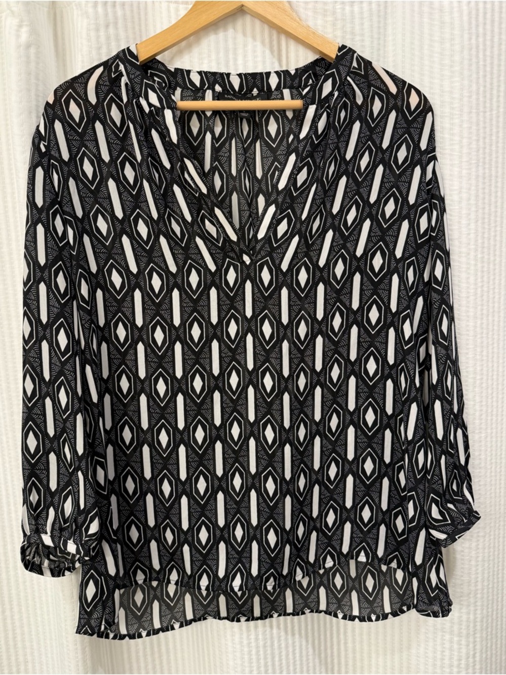 Banana Republic Black & White Geometric V-Neck Women's Blouse - Size Small